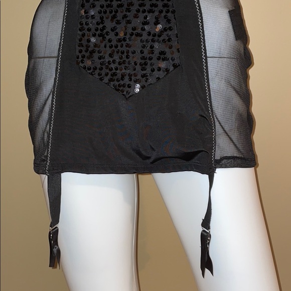 Mesh Ruffle Trimmed Garter - Picture 5 of 7